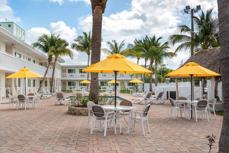 Food & Drinks, Downtown Hollywood Gardens Inn & Suites, Broward