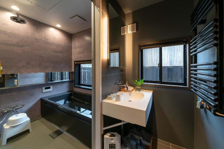 Bathroom, Hinaya Gojo, Kyoto