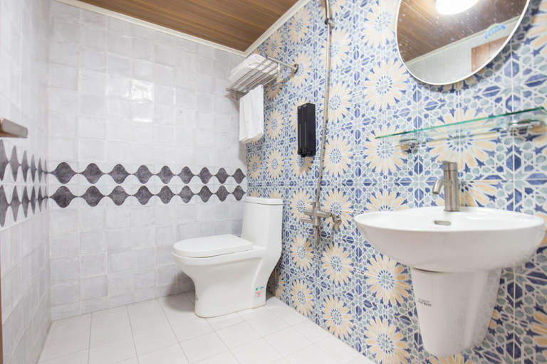 Bathroom 3, 小琉球雲朵家民宿|包棟・戲水池・卡拉 OK(限包棟), Pingtung