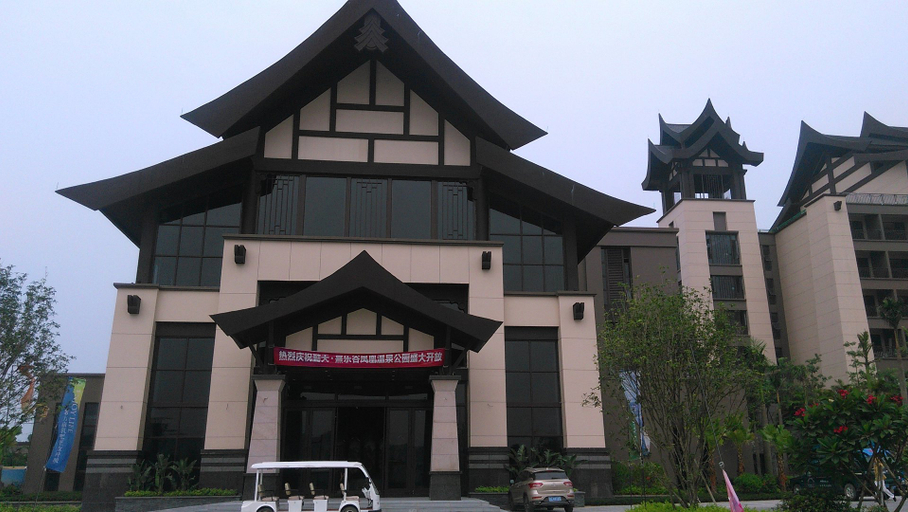 Exterior & Views