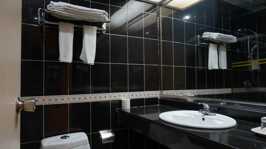 Bathroom, Yuekai Hostel, Dongguan