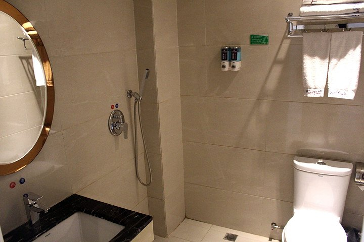 Bathroom 2, Baiyue Holiday Inn, Shiyan