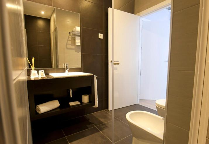Bathroom 4, Primavera Perfume Hotel, Chaves