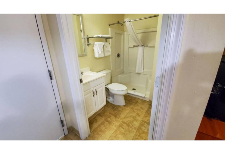 Bathroom 5, Motel 6 Richmond, VA - I-64 West, Henrico