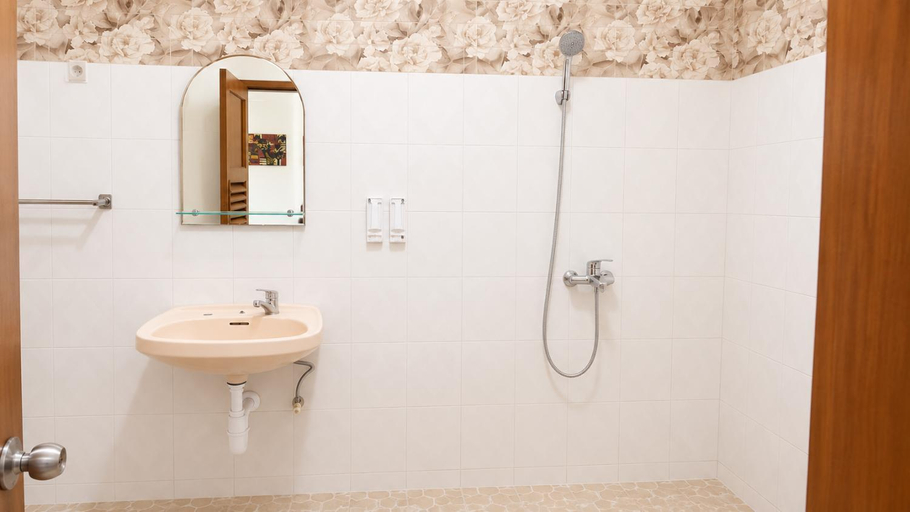 Bathroom 2, Nakula Familiar Inn, Denpasar