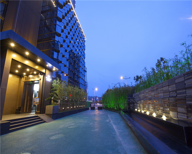 Exterior & Views