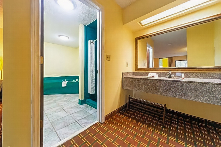Bathroom 4, Days Inn by Wyndham Atmore, Escambia