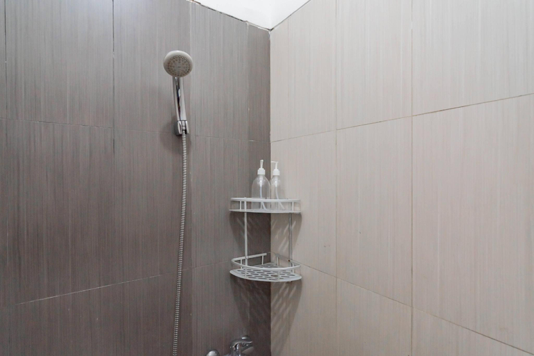Bathroom 4, RedDoorz @ Galuh Mas, Karawang