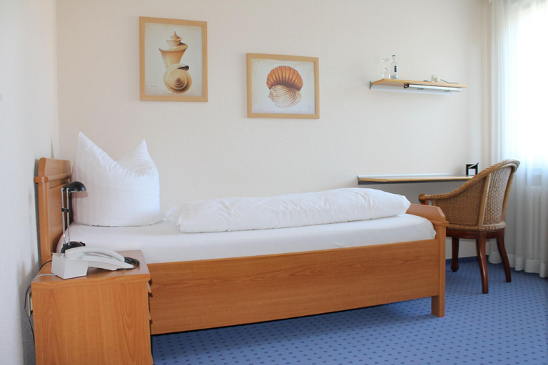 Bedroom 3, Alleehotel-Eschen, Aurich