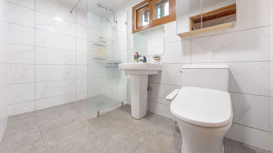 Bathroom 4, Gyeongju Adamwon Hanok Dokchae Pension, Gyeongju