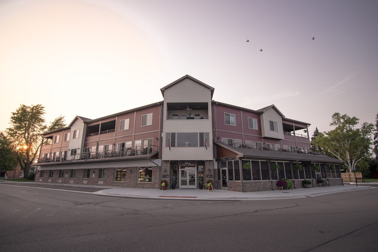 Exterior, Riverhouse Inn on Water Street, Saint Clair