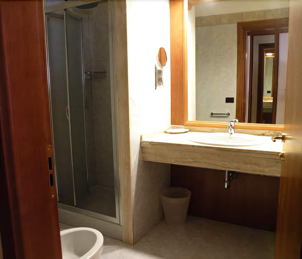 Bathroom 5, Hotel Centrale, Latina