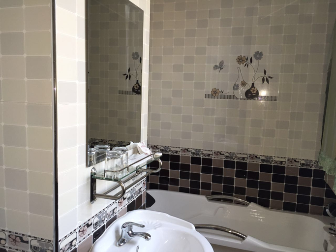 Bathroom 5, Jinrunding Business Hotel, Beijing