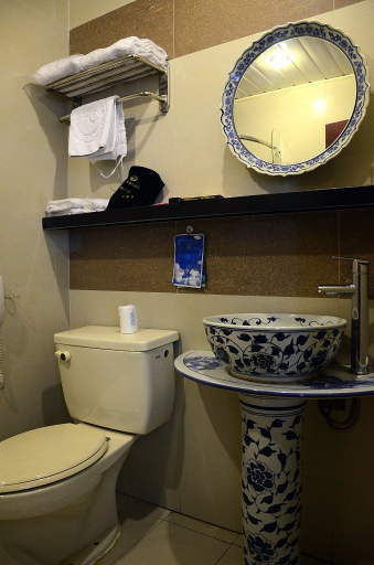 Bathroom 3, Xiangshan Business Hotel, Guilin