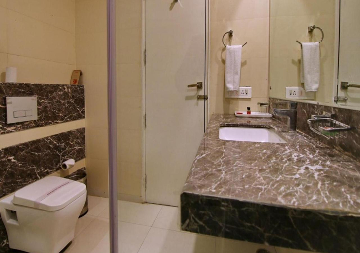 Bathroom, Sapna Clarks Inn, Lucknow