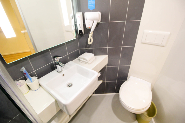 Bathroom 3, Hanting Hotel (Beijing Shijingshan Gucheng Shougang Park Branch), Beijing