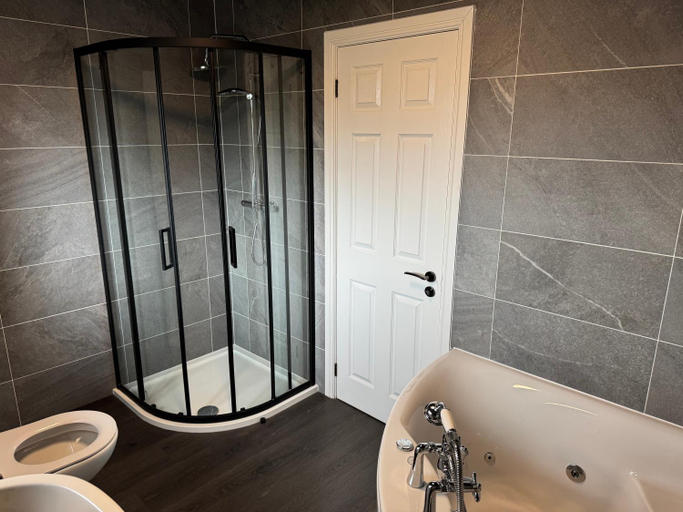 Bathroom 5, 5-Bedroom Cottage in New Waltham, Grimsby, Lincolnshire