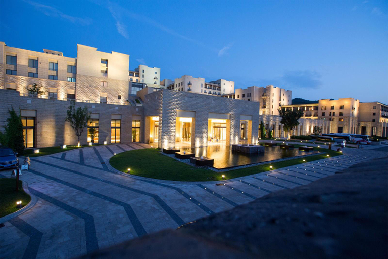 Exterior & Views