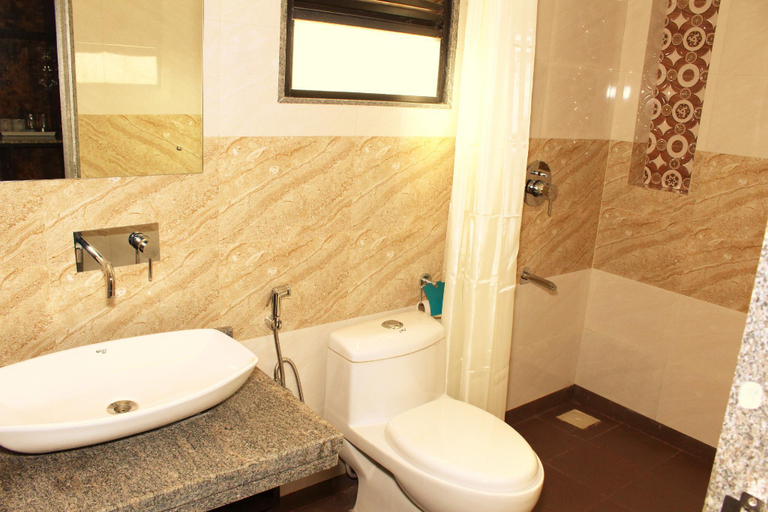 Bathroom, Hotel Savoy Palacio, North Goa