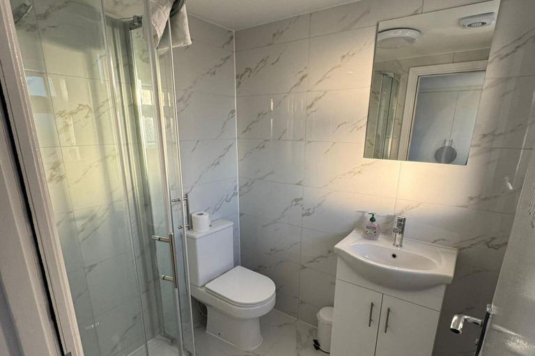 Bathroom 5, Near Heathrow - Studio - Wifi - Parking - Sleeps 2, London