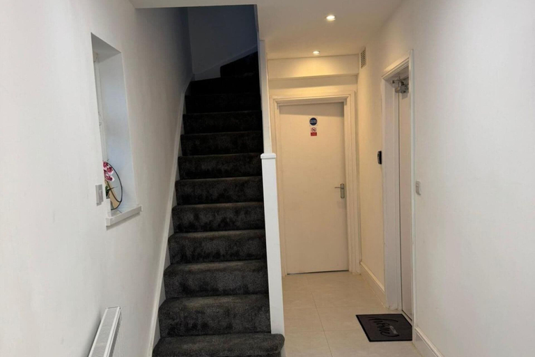 Interior 4, Near Heathrow - Studio - Wifi - Parking - Sleeps 2, London