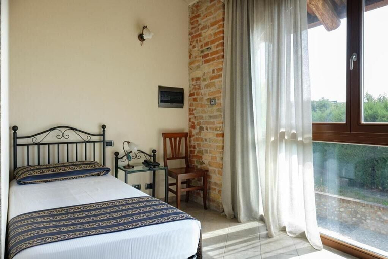 Bedroom 4, HOTEL LE BOTTI, Cuneo