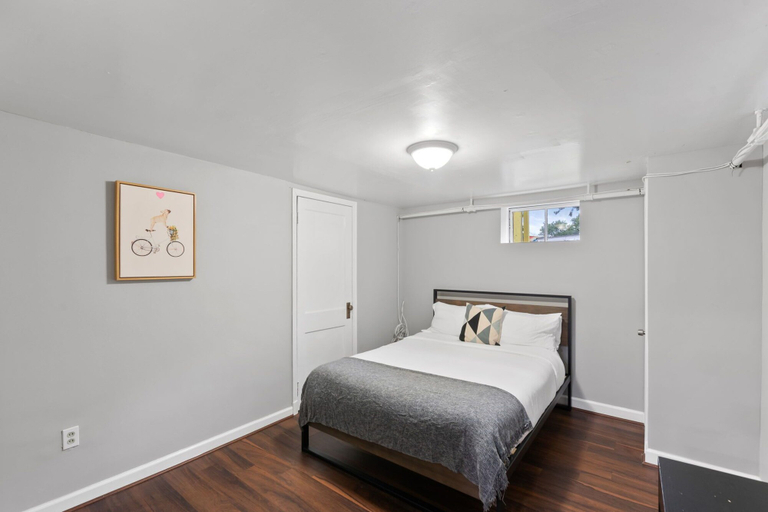 Room 3, Stately 5BR Historic Retreat  CozySuites, Alexandria