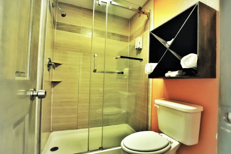 Bathroom 3, Scottish Inns & Suites Shenandoah Woodlands Mall, Montgomery