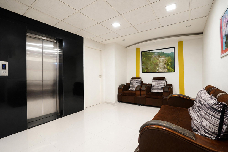 Lobby 4, Fabhotel Swara Heights, Pune
