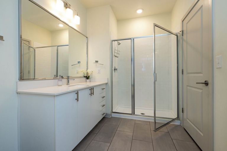 Bathroom 4, CozySuites at Nulu, Jefferson
