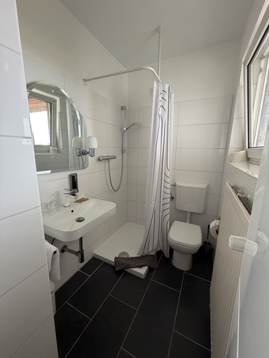 Bathroom 5, Hotel am Thermalbad, Schaumburg