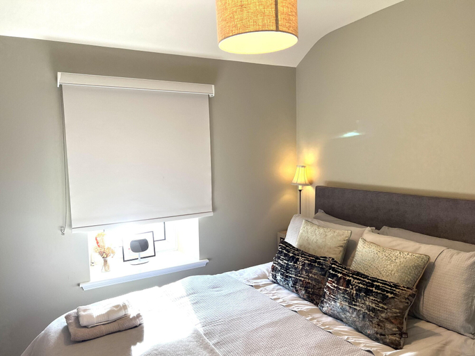 Room 5, 4 Bed House Sleeps 7 - Parking Garden Wifi