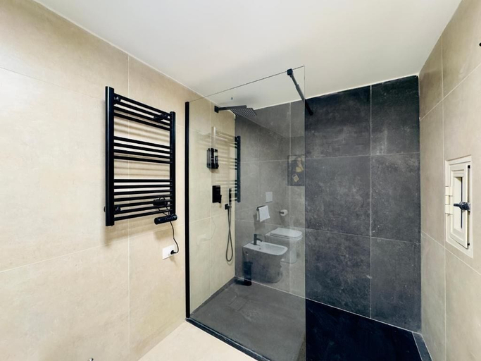 Bathroom 5, Nova Plebiscito, Napoli