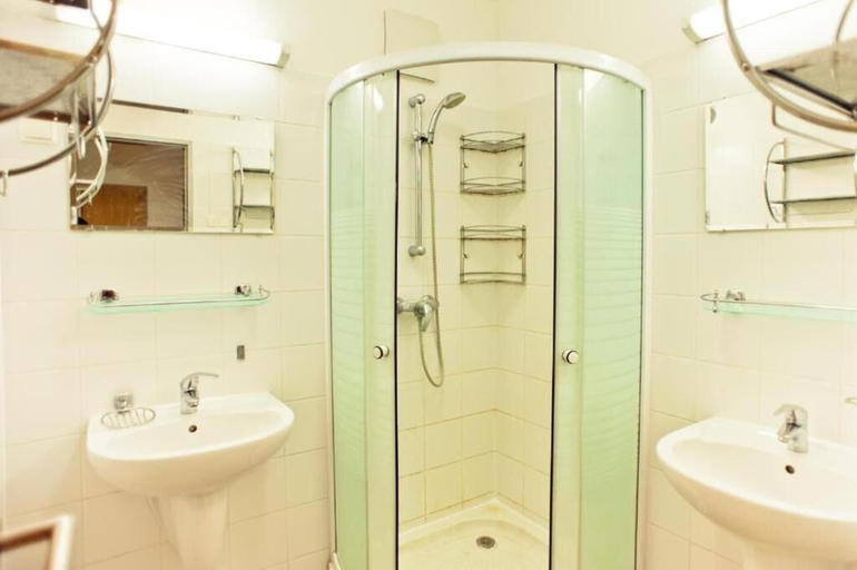 Bathroom 5, UrbanNest Private Hostel Rooms, Budapesti