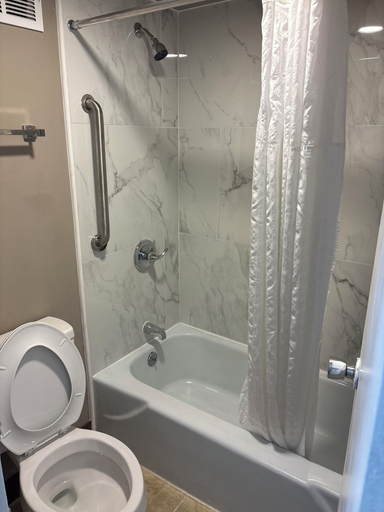 Bathroom 3, Richland Inn, Cambria