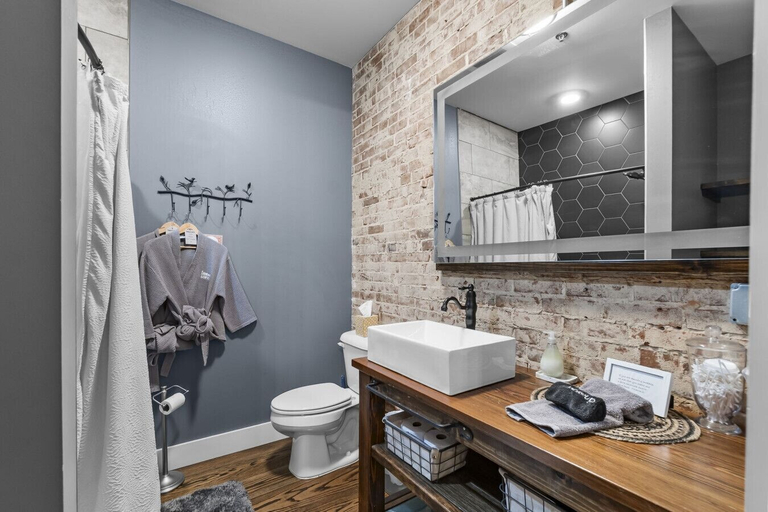 Bathroom, Urban Lofts, Perry