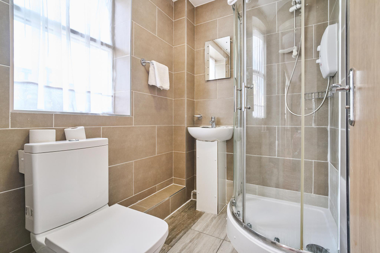 Bathroom 4, Cranbrook Hotel, London