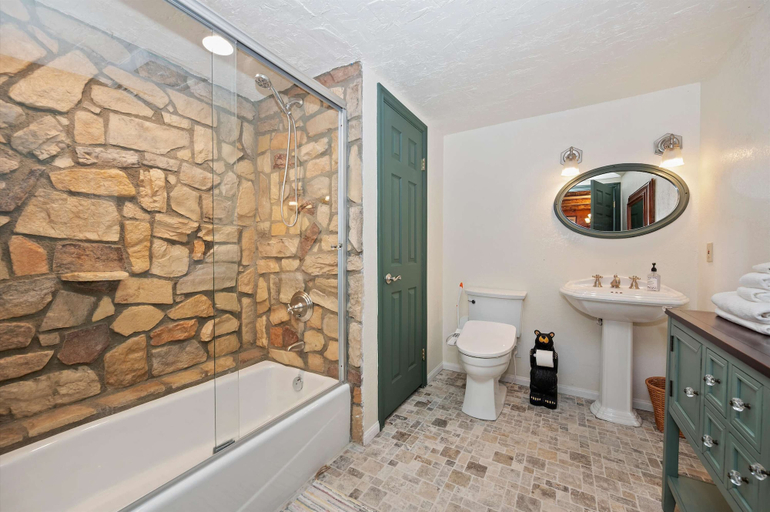 Bathroom 2, Sunsky at Skyforest - 3bdr, San Bernardino