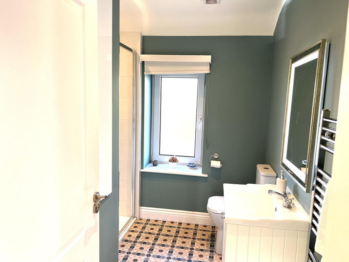 Bathroom 2, 4 Bed House Sleeps 7 - Parking Garden Wifi