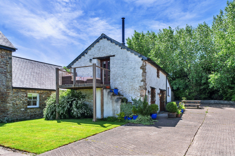 Exterior 2, Stunning Bamburgh Coast Apartment, Devon