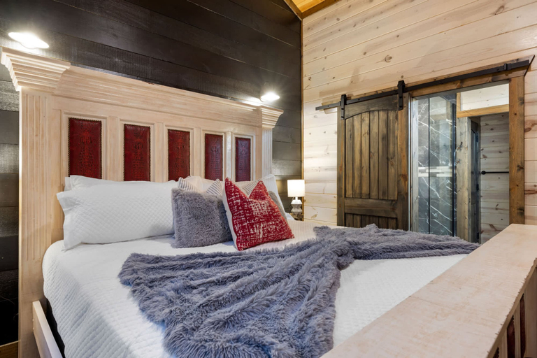 Room 5, The Waterside Retreat Hot Tub Kayaks EV Charger, McCurtain