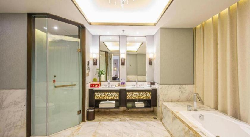 Bathroom 4, Wuxi Tai Hu Hotel, Wuxi