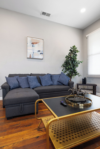 Living area 5, Historic CozySuites 4BR 2BA, Jefferson