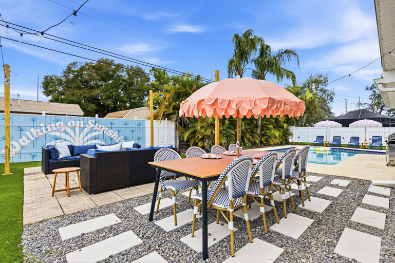 Room 5, Tropical Tee - Putt Putt - Pool - Hot Tub - Bikes, Pinellas
