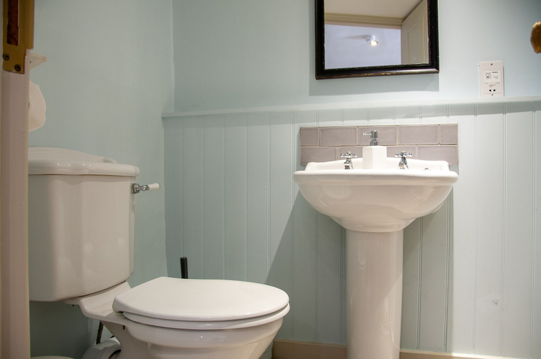 Bathroom 3, George Inn, Mere, Wiltshire
