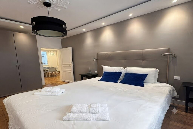 Room 4, celine 27, Paris