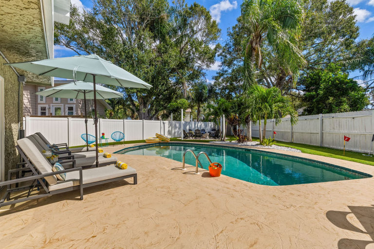 Room 4, 4 Minutes to Beach Pool Hot Tub Game Room, Pinellas