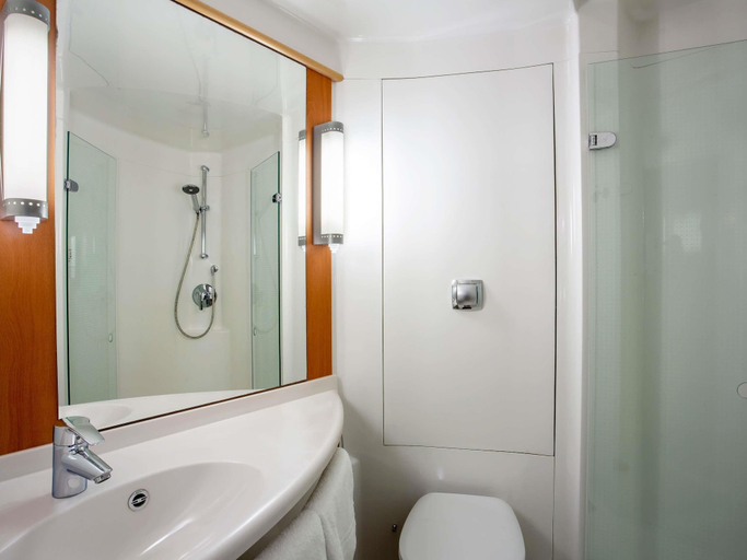 Bathroom 5, ibis Belfast Queens Quarter, Belfast