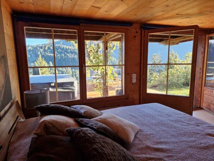 5, Paradise View - 5 BR Gstaad Paradise View Chalet with Outdoor Jacuzzi, Pays-d'Enhaut