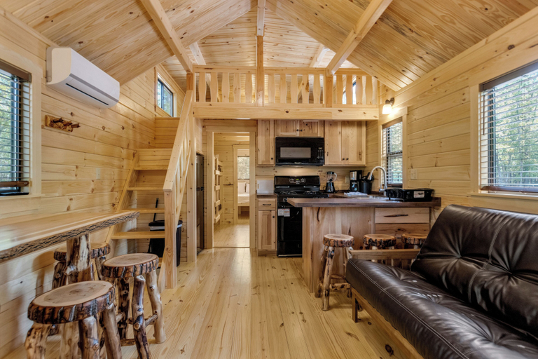 Room 5, Sun Retreats Hospitality Creek, Gloucester